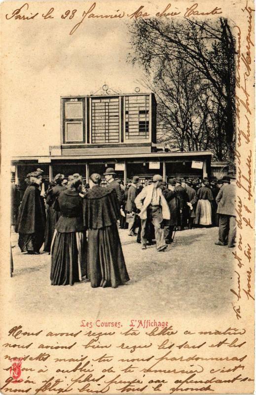 Carte postale ancienne Paris 16e Les Courses. l'Affichage à Paris 16e