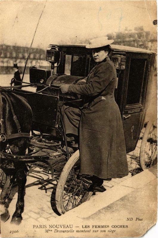 Carte postale ancienne Paris Nouveau Les Femmes Cocher. Mme Decourcelle montant à Paris