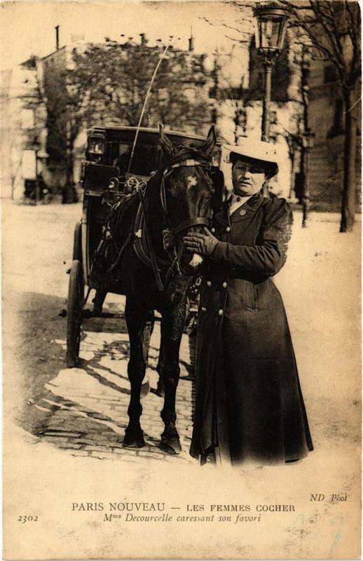 Carte postale ancienne Paris Nouveau Les Femmes Cocher. Mme Decourcelle caressant à Paris