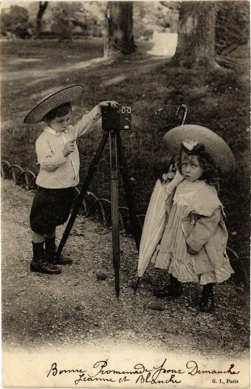 Carte postale ancienne Paris les enfants dans les Bois à Paris