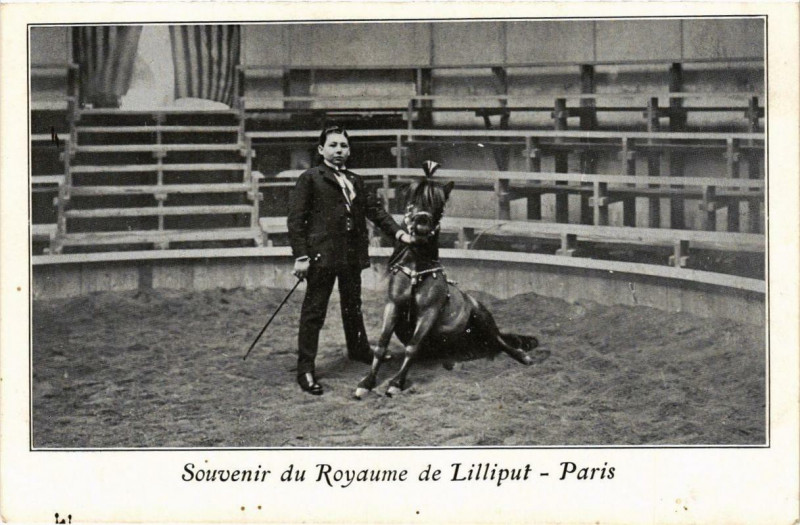 Carte postale ancienne Souvenir du Royaume de Lilliput à Paris 17e