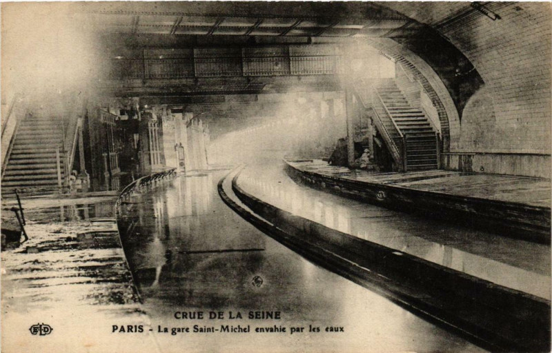 Carte postale ancienne Paris Inondations La Gare Saint-Michel envahie par les-Eaux à Paris