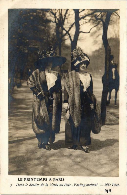 Carte postale ancienne Printemps a Paris fashion Dans sentier de la Vertu au Bois à Paris