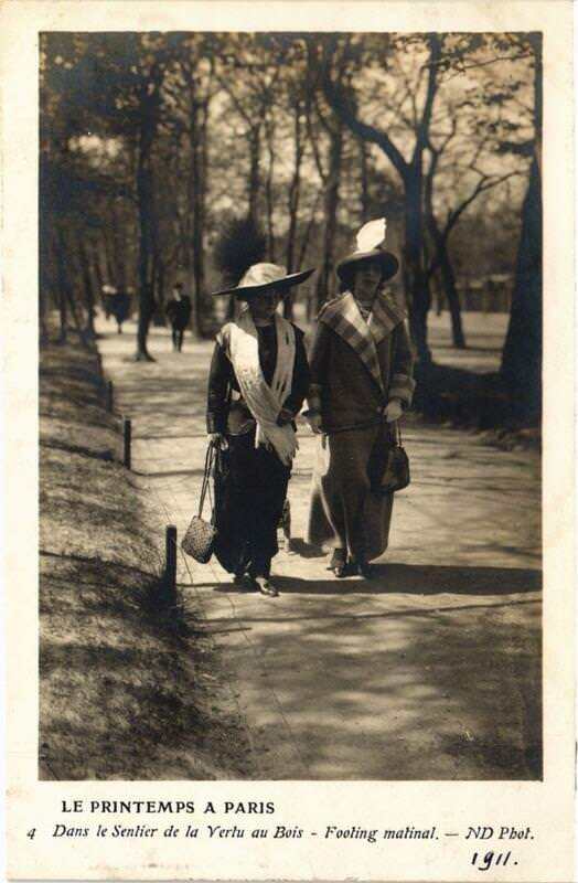Carte postale ancienne Printemps a Paris fashion Dans sentier de la Vertu au Bois à Paris