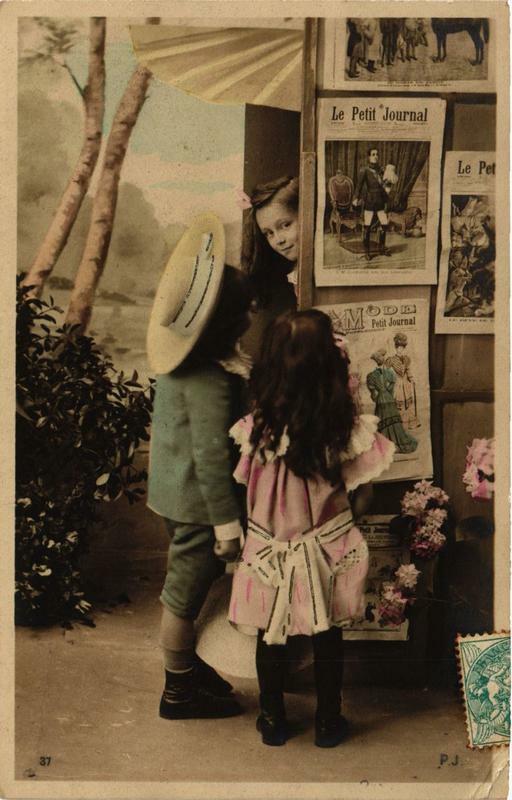 Carte postale ancienne Paris Petits métiers parisiens. Le Petit Journal à Paris