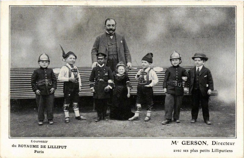 Carte postale ancienne Souvenir du Royaume de Lilliput - Monsieur Gerson, Directeur avec ses plus petits Lilliputiens à Paris 17e