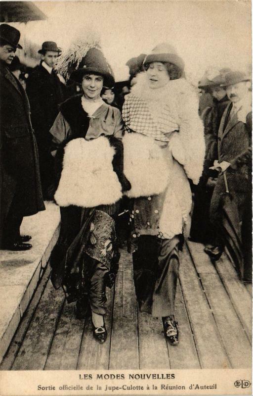 Carte postale ancienne Paris Les Modes Nouvelles La Jupe-Culotte sortie officielle à Paris