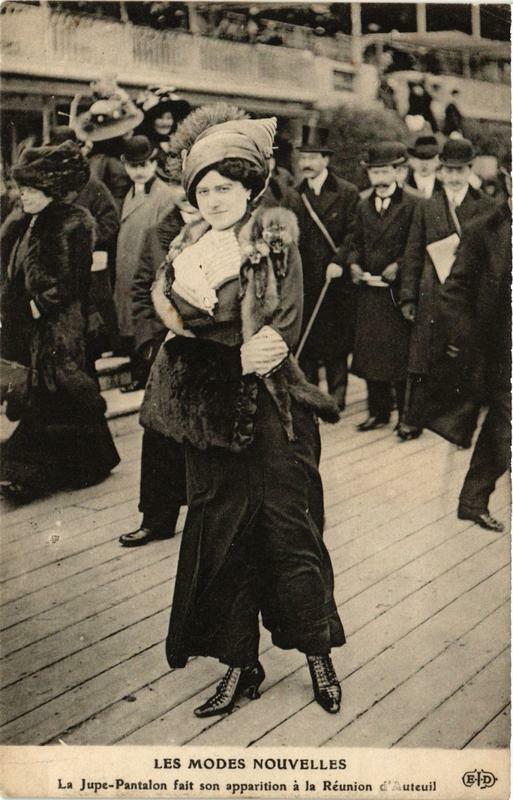 Carte postale ancienne Paris Les Modes Nouvelles La Jupe-Pantalon fait son appartion à Paris