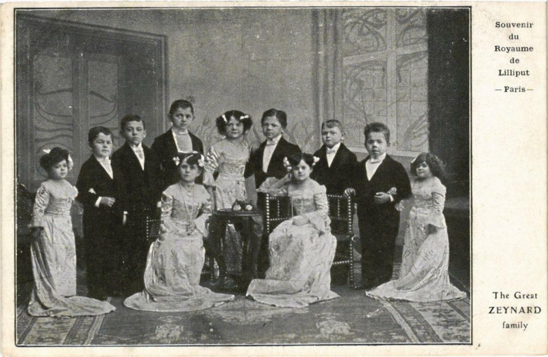 Carte postale ancienne Souvenir du Royaume de Lilliput - The Great ZEYNARD family à Paris 17e