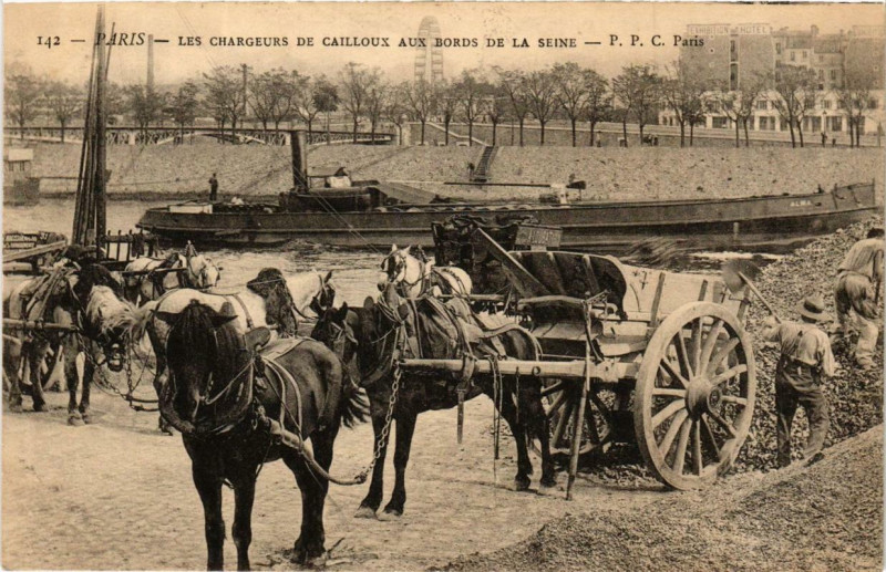 Carte postale ancienne Paris Les Chargeurs de Cailloux aux Bords de la Seine à Paris