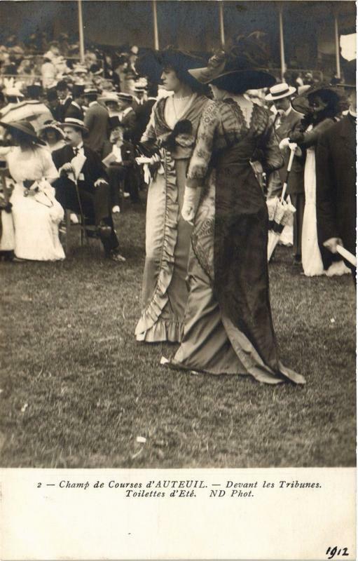 Carte postale ancienne Paris fashion Champ de Courses d'Auteuil Toilettes d'été à Paris