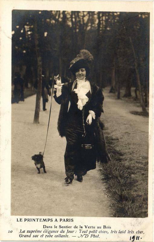 Carte postale ancienne Printemps a Paris fashion Dans sentier de la Vertu au Bois à Paris