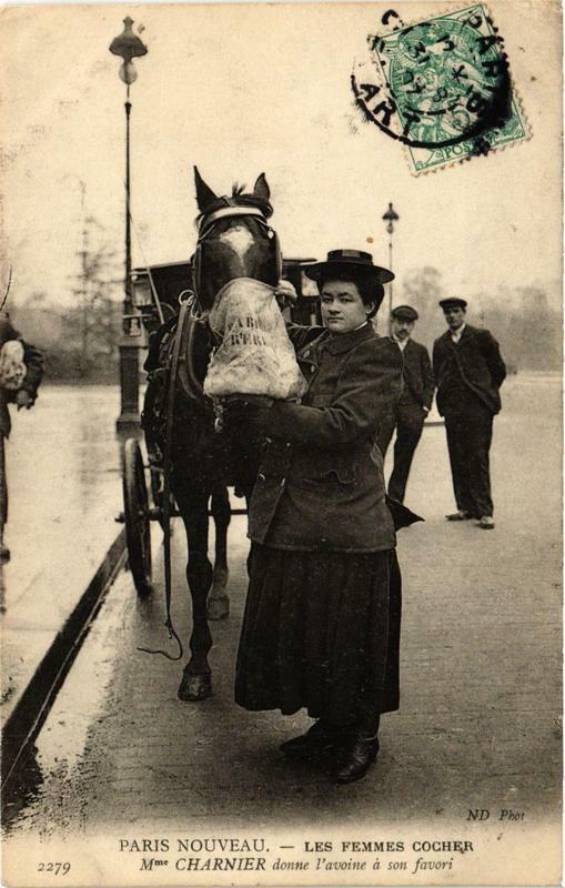 Carte postale ancienne Paris Nouveau Les Femmes Cocher. Mme Charnier donne l'avoine à Paris