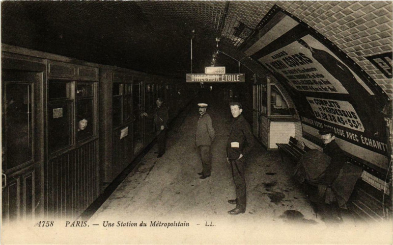 Carte postale ancienne Une station de Metropolitain à Paris 15e