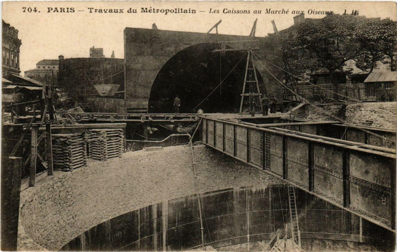 Carte postale ancienne Paris Travaux du Métropolitain Caissons au Marché aux Oiseaux à Paris