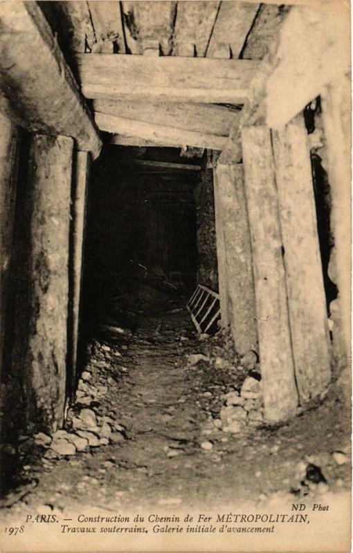Carte postale ancienne Paris Construction Chemin Fer Métropolitain. Galerie initiale à Paris