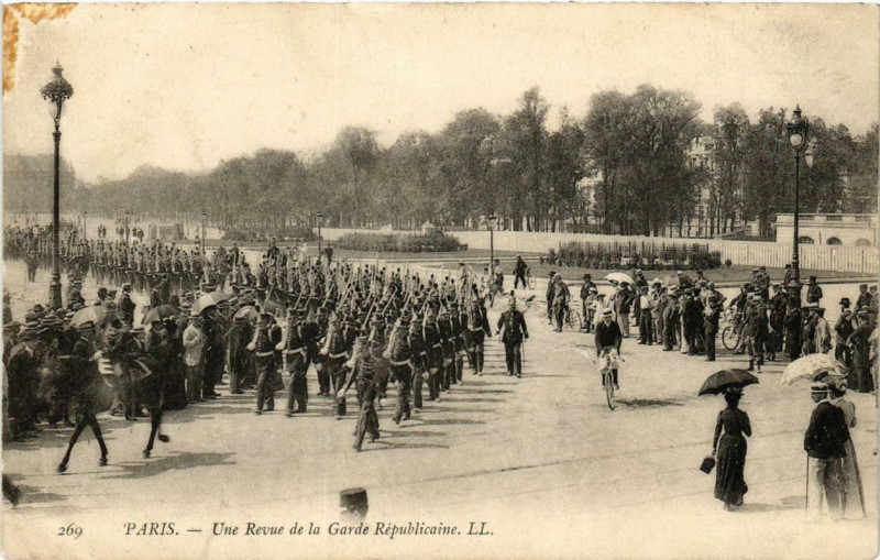 Carte postale ancienne Paris Une Revue de la Garde Républicaine à Paris