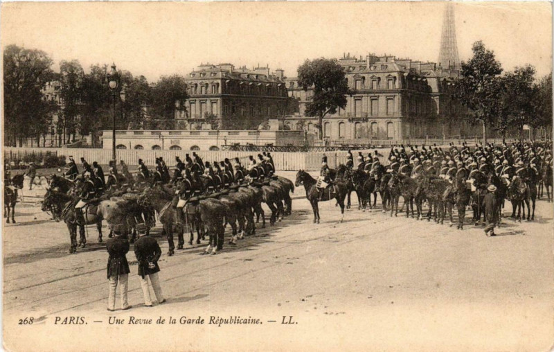 Carte postale ancienne Paris Une Revue de la Garde Républicaine à Paris