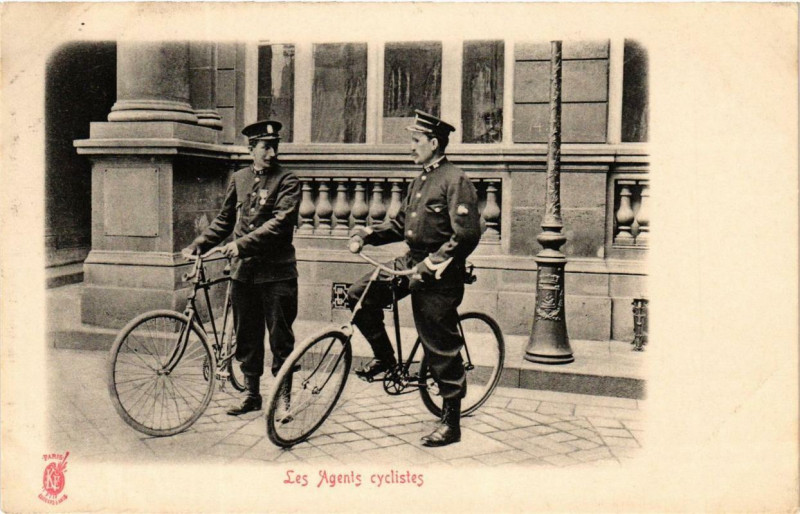 Carte postale ancienne Paris Les Agents cyclistes à Paris
