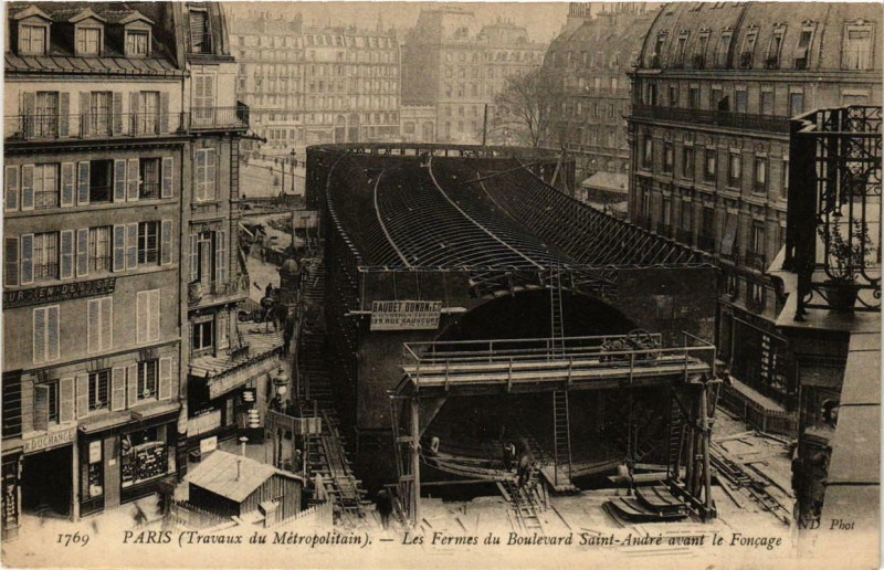 Carte postale ancienne Paris Travaux du Métropolitain Les Fermes du Bd Saint-Andre à Paris