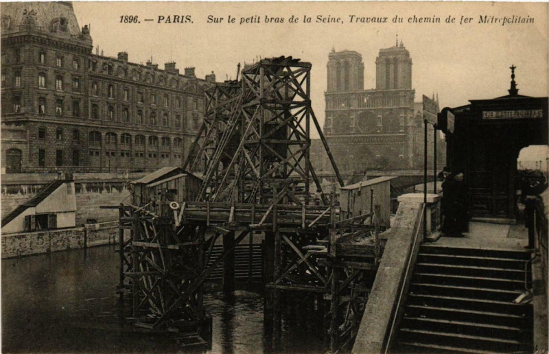 Carte postale ancienne Paris Travaux du Métropolitain Sur le petit bras de la Seine à Paris