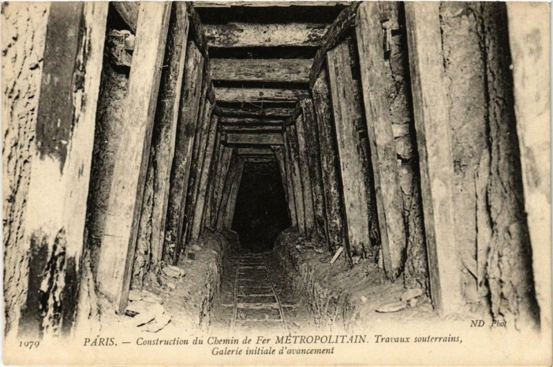 Carte postale ancienne Paris Construction Chemin Fer Métropolitain. Galerie initiale à Paris