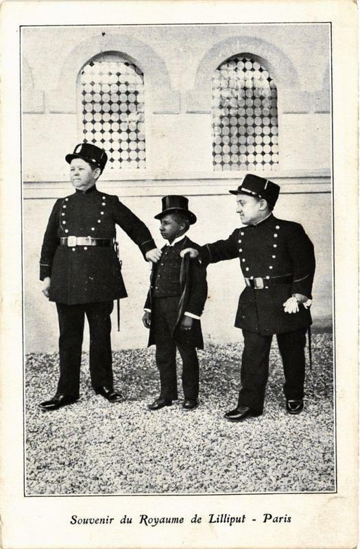 Carte postale ancienne Souvenir du Royaume de Lilliput à Paris 17e