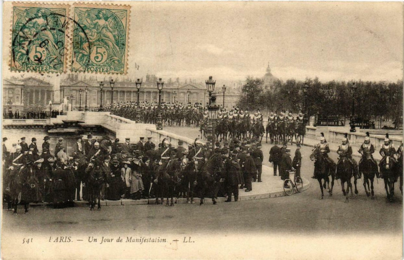 Carte postale ancienne Paris Un Jour de Manifestation à Paris