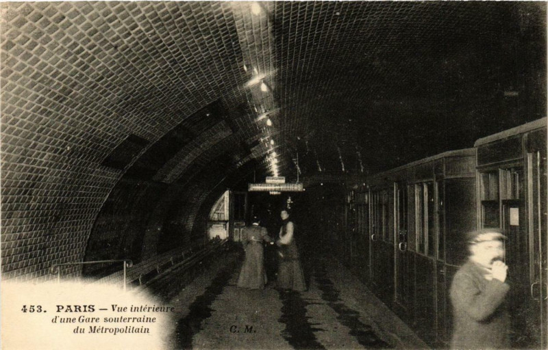Carte postale ancienne Vue Intérieure d'une gare souterraine du Métropolitain à Paris