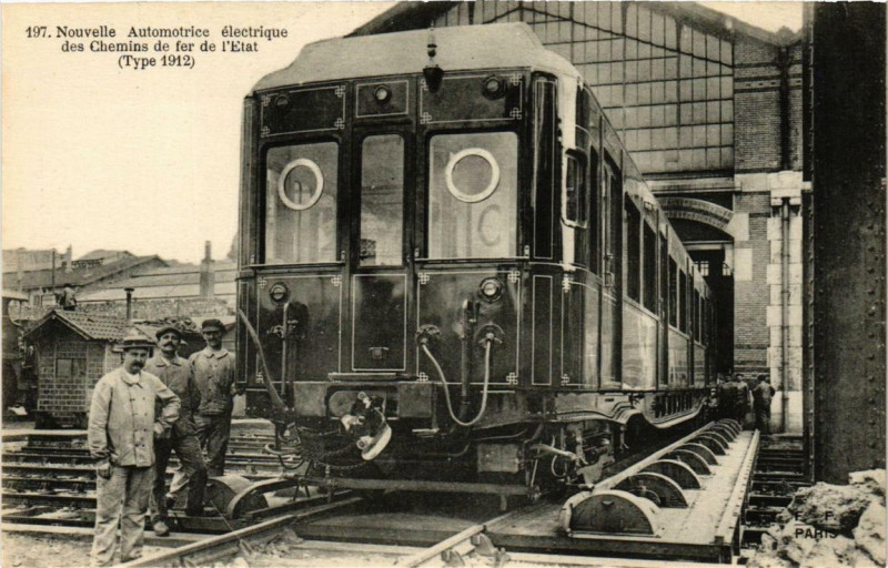 Carte postale ancienne Paris Nouvelle automotrice électrique à Paris