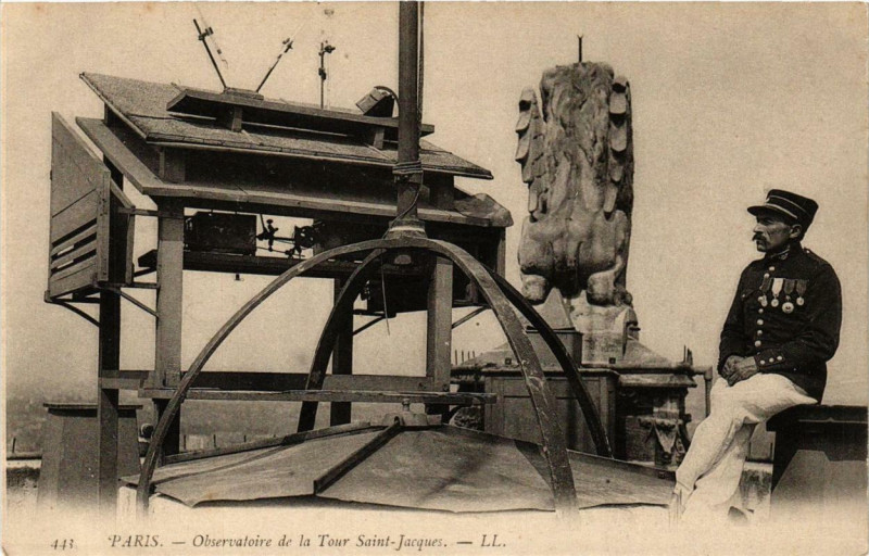 Carte postale ancienne Paris 4e Observatoire de la Tour Saint-Jacques Nd Phot à Paris 4e