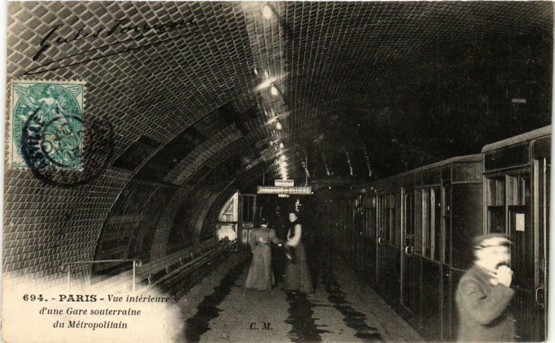 Carte postale ancienne Vue Intérieure d'une gare souterraine du Métropolitain à Paris