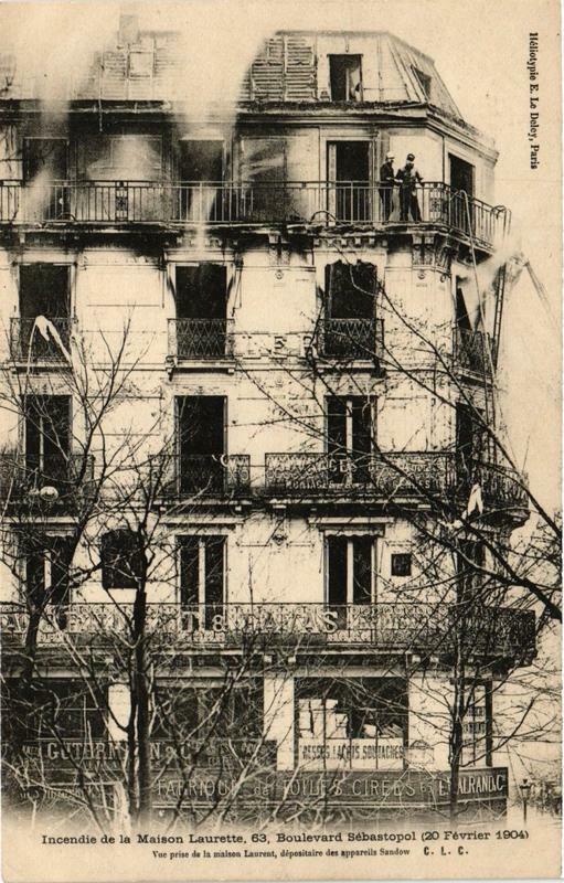 Carte postale ancienne Incendie de la Maison Laurette à Paris 1er