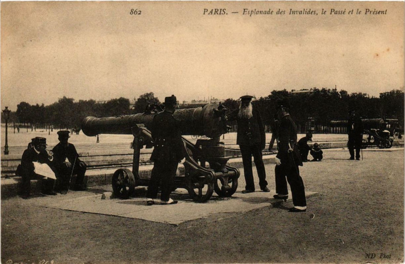 Carte postale ancienne Esplanade des Invalides, le Passé et le Présent à Paris 7e