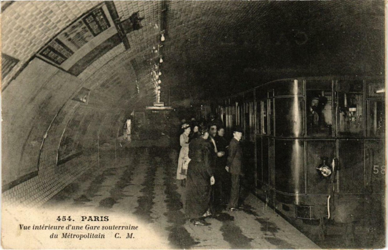 Carte postale ancienne Paris vue intérieure d'une gare souterraine du Métropolitain à Paris