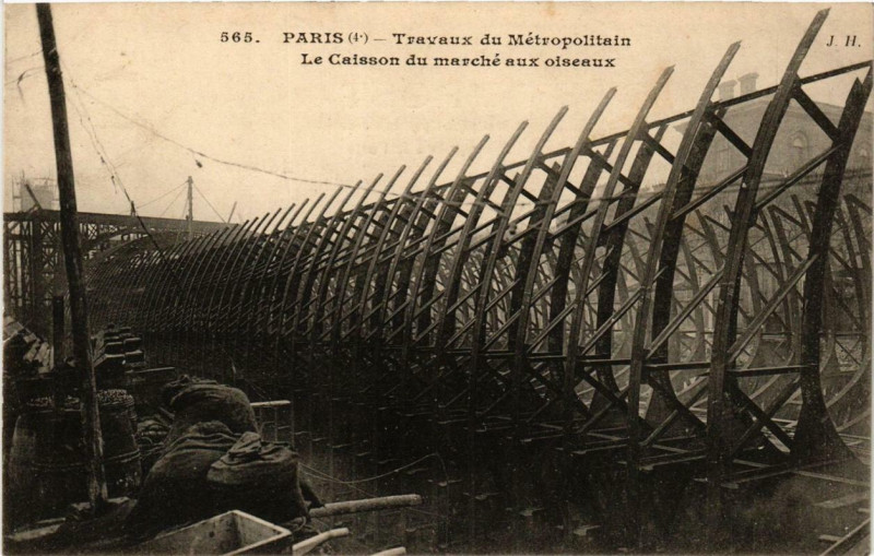 Carte postale ancienne Paris Travaux du Métropolitain Le Caisson du marché à Paris