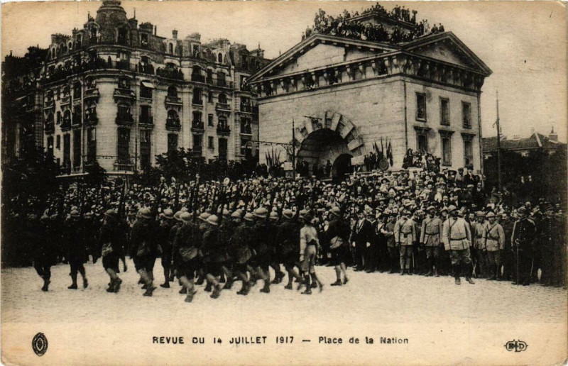 Carte postale ancienne Paris 12e Revue du Juillet 1917 Place de la Nation à Paris 12e