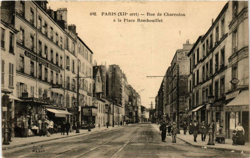 Carte postale ancienne Rue de Charenton à la Place Rambouillet à Paris 12e