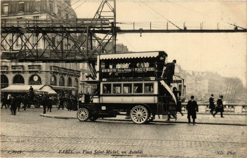Carte postale ancienne Paris Place Saint-Michel. un Autobus à Paris
