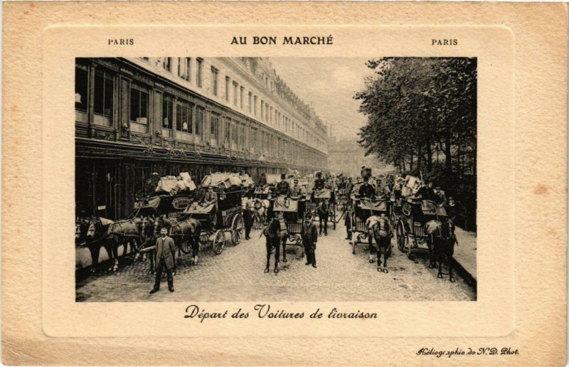 Carte postale ancienne Paris Au Bon Marche Départ de Voitures de livraison à Paris