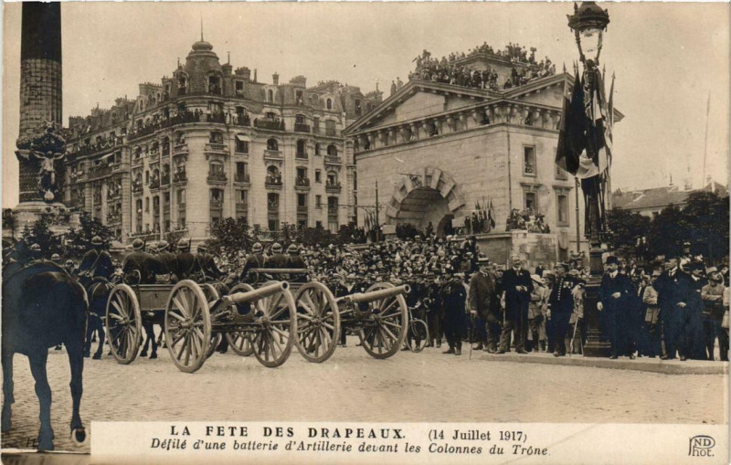 Carte postale ancienne Paris 12e La Fete Drapeaux 1917 devant les Colonnes du Trone à Paris 12e