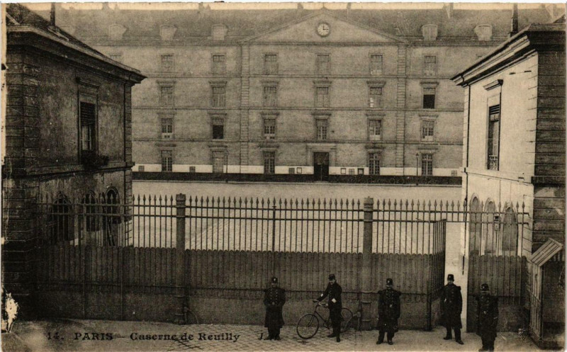 Carte postale ancienne Paris 12e Caserne de Reuilly à Paris 12e
