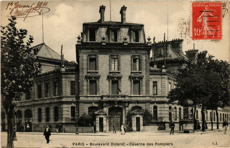 Carte postale ancienne Paris 12e Boulevard Diderot Caserne des Pompiers à Paris 12e