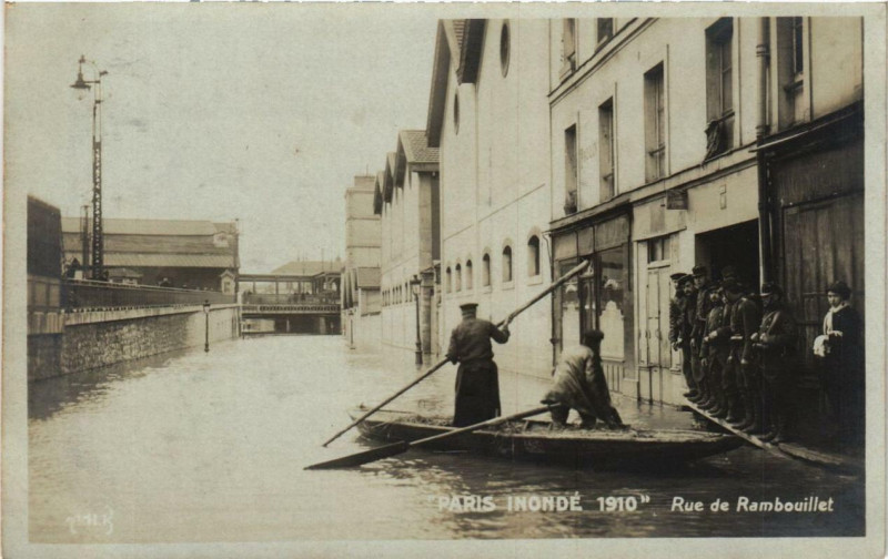 Carte postale ancienne Paris 12e Inonde Rue de Rambouillet à Paris 12e