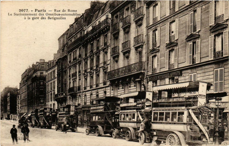 Carte postale ancienne Rue de Rome - Le stationnement des Omnibus-automobiles à la gare des Batignolles à Paris 17e