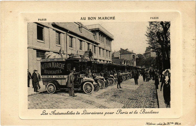 Carte postale ancienne Paris Au Bon Marche Les Automobiles de Livraisons à Paris