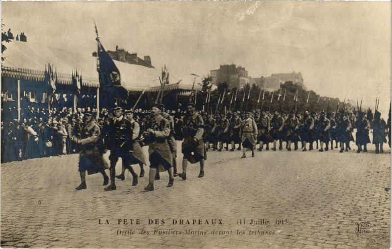 Carte postale ancienne Paris 12e La Fete des Drapeaux 1917 Défilé des Fusiliers Marins à Paris 12e