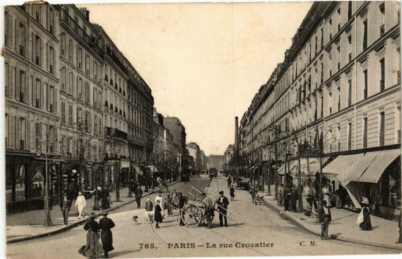 Carte postale ancienne Paris 12e La rue Crozatier à Paris 12e