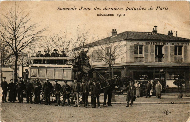 Carte postale ancienne Paris Souvenir d'une des dernieres pataches. Décembre 1912 à Paris
