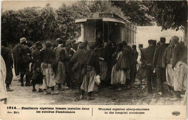 Carte postale ancienne Paris Tirailleurs algériens blessés installés dans les autobus à Paris